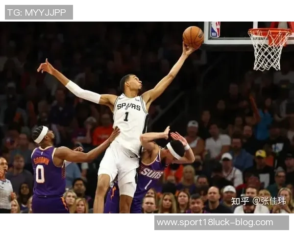 张佳玮解析马刺战术文班拿防守篮板后迅速推进全队快攻策略